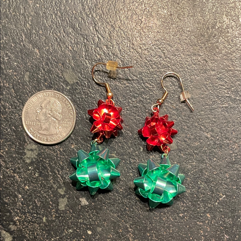 Festive Red And Green Bow Wire Dangle Earrings (Nwot)